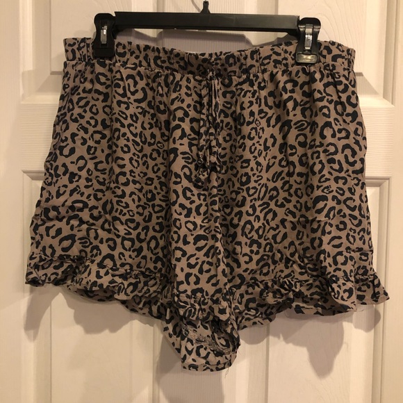 American Eagle Outfitters Pants - American Eagle flowy leopard shorts